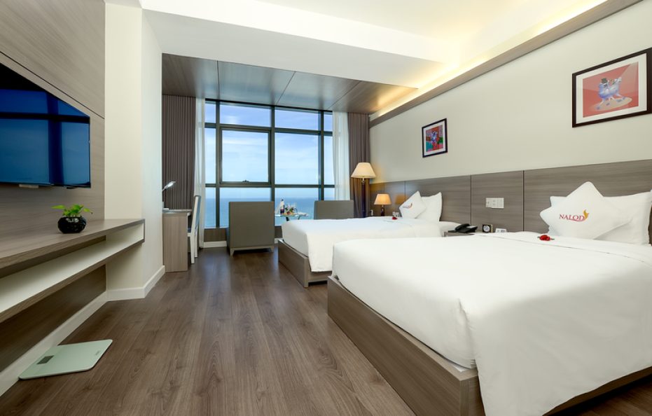 Deluxe hướng phố – 2 giường đơn