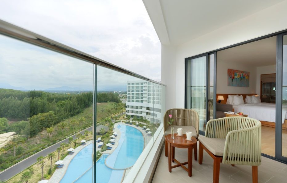 Premier Deluxe hướng biển có ban công | Ăn sáng + Vui chơi công viên nước